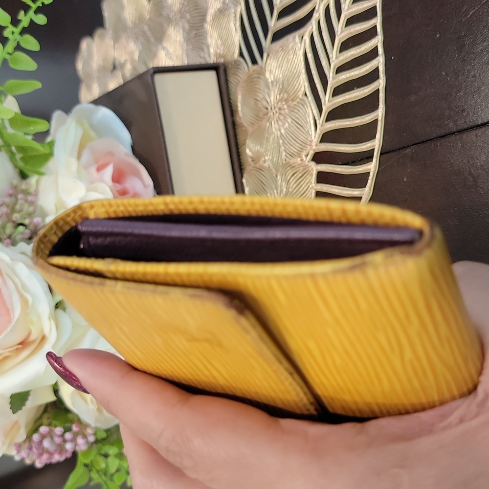 Authentic Louis Vuitton Epi Sarah Wallet - Picture 4 of 10